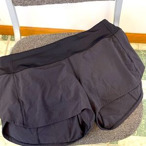 Lululemon speed up size 8 2.5 seam